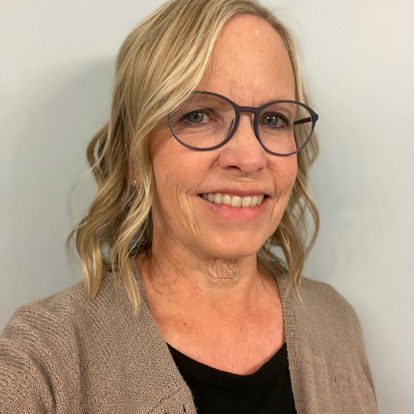 Meet your Posher, Laurie - Picture 1 of 1